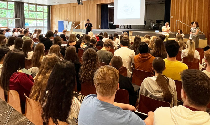 Schüler*innen in der Aula während einer Veranstaltung zum Nahost-Konflikt
