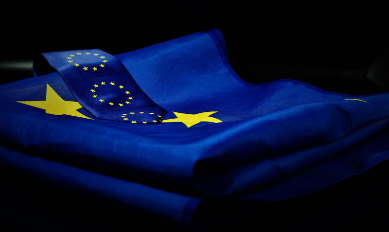 Eine zusammengefaltete EU-Flagge