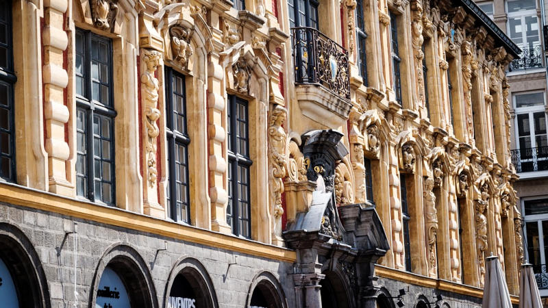 Eine Fassade in Lille, Frankreich